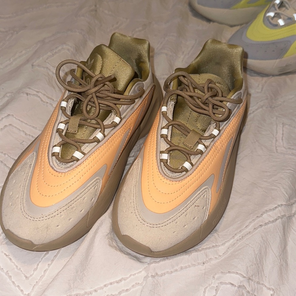 Adidas ozelia